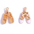 Gouden ballet spitzen bedels met strass steentjes en witte emaille voor DIY sieraden maken. - Balletschoenen / 25*17mm / Wit