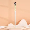 Professionele schuine neusschaduw make-up borstel met zachte haren en gouden handvat. - Zwart-Witte Borstels Neusschaduw Borstel