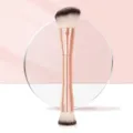 Dubbelzijdige make-upkwast met zachte synthetische haren en een stijlvol roségouden handvat. - Contour & Foundation Stijl / Enkele Verpakking / Roségoud