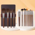 Professionele make-up penselenset met houten handvatten en een handige lederen etui. - Set met Gleufzak