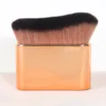 Grote golvende foundation kwast met roségouden handvat voor vlekkeloze vloeibare make-up. - Roségoud