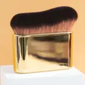 Grote golvende foundation kwast met gouden handvat voor vlekkeloze vloeibare make-up. - Goud