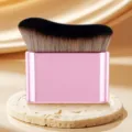 Grote golvende foundation kwast met roze metalen handvat en zachte haren voor make-up. - Gegalvaniseerd Paars
