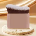 Grote golvende foundationkwast met dichte zachte haren voor een vlekkeloze make-up. - Bruin