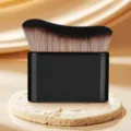 Grote golvende foundation kwast met zwart handvat voor een vlekkeloze make-up. - Zwart