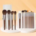 14-delige professionele make-up penselen set met witte opbergkoker en houten handvat. - Set met Witte Cilinderkoker