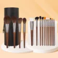 14-delige professionele make-up kwastenset met houten handvatten en zwarte opbergkoffer. - Set met Zwarte Cilinderkoker