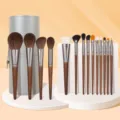 Professionele 14-delige make-up penselen set met houten handvatten en zachte haren voor toepassing. - Set met Zilveren Cilinderkoker
