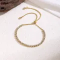 Detailansicht eines verstellbaren vergoldeten Tennisarmbands mit funkelnden Zirkoniasteinen. - Verstellbares Strassarmband (70262) / Gold