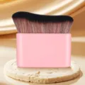 Professionele golvende make-upkwast met roze handvat voor een vlekkeloze applicatie. - Lichtroze