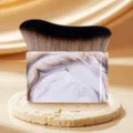 Grote golvende make-up kwast voor foundation en bodylotion met marmeren handvat stijl - Inktpatroon Koffie