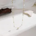 Detailaufnahme der luxuriösen Perlen Titanstahl Halskette mit edlem Goldperlen-Design. - Halskette / Perle Goldperlen Halskette Gold