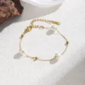 Exquisites Titanstahl-Perlenketten-Detail mit filigranen Goldgliedern und edlen Perlen. - Armband / Perle Goldperlen Armband Gold
