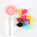 Set van mini latexvrije druppelvormige make-up sponsjes met een doorzichtige houder. - Set van 9