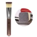 Viereckiger flacher Foundation-Pinsel mit weichen Borsten und metallbraunem Griff. - Flacher Stil / Braun