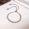 Detailaufnahme eines zarten silbernen Tennisarmbands mit glitzernden Steinen und Schieber. - Verstellbares Strassarmband (70261) / Stahlfarben