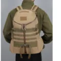 Detailansicht des Outdoor-Taktikrucksacks mit strapazierfähigem Material und MOLLE-Gurtbandsystem. - 36-55L / Sandfarben