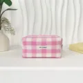 Rosa-weiße karierte Kosmetiktasche Detailansicht, minimalistischer Stoff-Organizer. - M / Rosa Kariertes Mäppchen Mittel