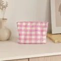 Detailansicht der rosa-weißen Vichy-Karos Kosmetiktasche mit feiner Textur und Reißverschluss. - L / Rosa Karierte Kosmetiktasche