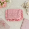 Detailansicht der süßen rosa Kosmetiktasche mit Rüschen, zarter Stickerei und weicher Stofftextur. - Pfirsichrosa / 22*17CM