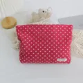 Vista detallada neceser de maquillaje de pana roja con lunares, estuche con cremallera. - Bolsa de Cosméticos Grande / Rosa rojo