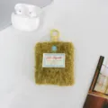 Primo piano dettagliato del portamonete in peluche soffice con etichetta tessuta e anello. - 8*9cm / giallo senape