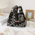 Schwarz-weiße flauschige Handtasche Retro Mini Shopper Tasche für Damen Herbst und Winter. - Ethnisches schwarzes Totem