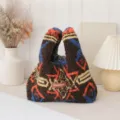 Gemütliche Plüsch-Handtasche im Ethno-Vintage-Stil mit geometrischem Muster für Herbst und Winter. - Retro-Figur
