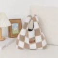 Flauschige karierte Handtasche für Damen, weiche braun-weiße Plüsch-Tasche, Herbst Winter Style. - Khaki-Schachbrett
