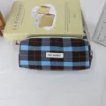 Détail de la trousse à crayons à carreaux rétro en tissu bleu et marron pour papeterie. - Taille Standard / Plaid Bleu Café