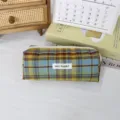 Trousse à crayons à carreaux rétro gros plan, détail de pochette en toile esthétique - Taille Standard / Plaid Jaune Bleu