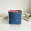 Detailansicht des blauen Jeans-Aufbewahrungskorbs mit sauberen Nähten und rot-kariertem Futter. - 9*7*10 / Hellblau Schleife