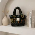 Vue détaillée d'un mini sac cabas en peluche style ethnique rétro à motifs géométriques. - Plaid feuille d'érable