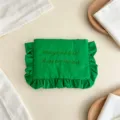 Grünes Nylon Kosmetiktasche Detail, mit süßen Rüschen und schönem gesticktem Text Design. - Grün / 22*17CM