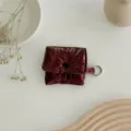 Γυαλιστερή επενδυμένη θήκη ακουστικών Bluetooth με κουμπί πίεσης και μεταλλικό κρίκο. - 8*8cm / Μπορντό
