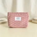 Vista dettagliata della trousse rosa in tessuto stellato, con cerniera e caratteristica etichetta. - Rosa con piccole stelle
