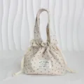 Bolso de mano con cordón de lona beige con estampado de estrellas marrones, etiqueta de conejo. - 24*8*19cm / Beige con estrellas marrones