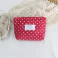 Vista detallada de la bolsa de cosméticos de pana con lunares rojos, estuche portátil. - Estuche para Labial / Rosa rojo