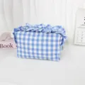Detaillierte Ansicht der blauen Karo Kosmetiktasche mit besonders charmantem Rüschenbesatz. - Large Blue Grid