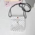Detailansicht der kleinen Nylon-Umhängetasche mit schwarzen Punkten und Kordel. - 15*4*18.5cm / Weiß mit schwarzen Punkten
