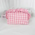 Rosa karierte Kosmetiktasche mit Rüschen, große tragbare Make-up-Tasche für den täglichen Gebrauch. - Rosa Karo