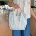 Detailansicht der niedlichen blauen karierten Handtasche mit Schleifenmuster und Kordel. - Karomuster Blaue Schleife