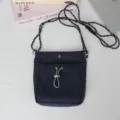Dunkelblaue Nylon Mini Umhängetasche, lässige kleine Tasche mit Kordelzug und Schulterriemen. - 15*4*18.5cm / Marineblau