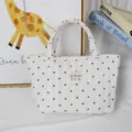 Vue détaillée du sac cabas matelassé style coréen avec tissu et joli motif de cœurs. - Sac à poignée supérieure / Blanc Cassé