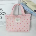 Koreaanse stijl roze gewatteerde hart handtas detailopname, draagbare grote bento lunchtas. - Handtas met handvat / Roze