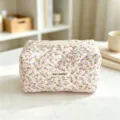 Gewatteerde bloemige cosmetische tas, roze make-up etui, grote reizende opbergtas. - M / Lichtroze Bloemen Middelgrote Etui