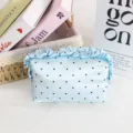 Französische Pünktchen Satin Kosmetiktasche mit Rüschen, große Make-up Aufbewahrungstasche. - 16.5x7.5x9cm / Blau