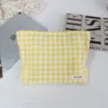 Dettaglio della trousse trucco a quadri gialli, borsa cosmetica in tessuto portatile. - 27*5*18cm / Griglia Gialla Grande
