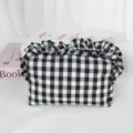 Schwarz-weißer Karomuster Kosmetiktasche Detail mit süßem Rüschen-Design und Reißverschluss. - Großes Schwarz Karo