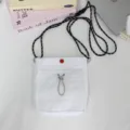 Weißer Nylon Mini Umhängetasche Detail, mit verstellbarem Riemen und Kordelzugtasche. - 15*4*18.5cm / Weiß